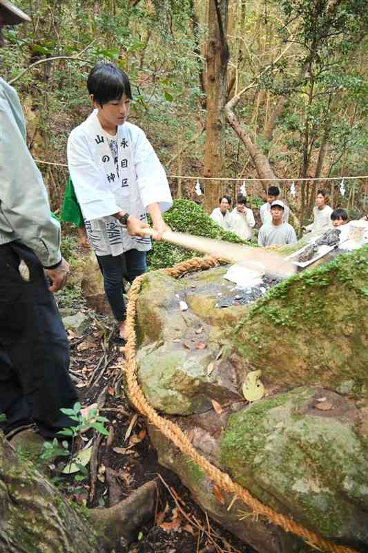 団子をたたいて五穀豊穣を祈った山の神祭り＝11日、上天草市