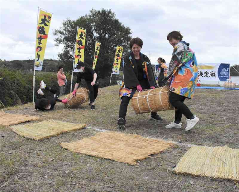 60キロ米俵レース、転んでも力走 玉名市で予選｜熊本日日新聞社