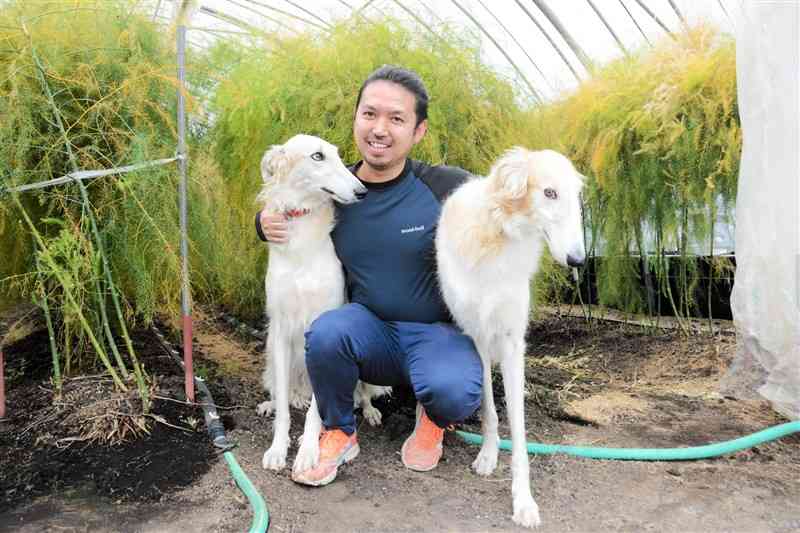 アスパラガスなどを栽培する松田和大さん＝阿蘇市