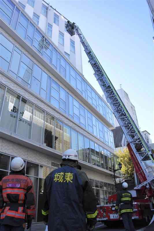 商業施設「COCOSA」であった消防訓練で、はしご車を使って5階から逃げ遅れた客を救助する消防隊員＝14日、熊本市中央区