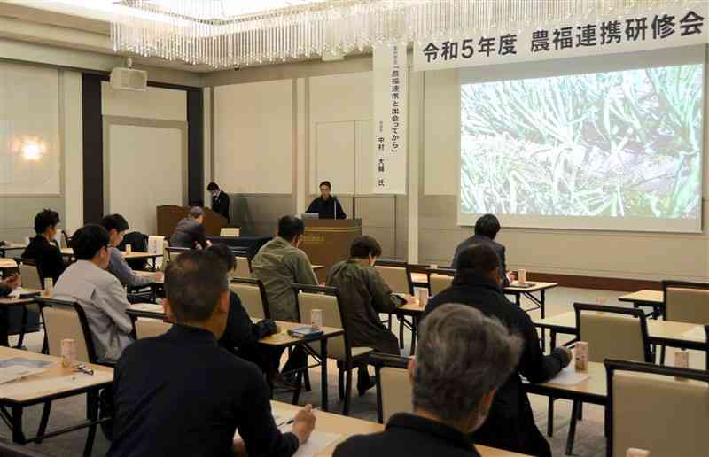 農福連携を導入した生産者の取り組みなどを学ぶ参加者たち＝15日、熊本市中央区