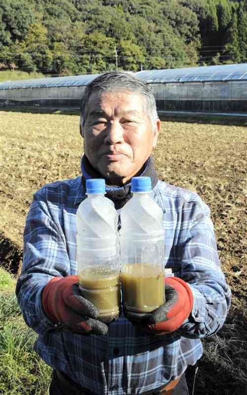 エビ殻やいりこの破片などを原料に、忌避剤を開発した山下早男さん＝13日、芦北町