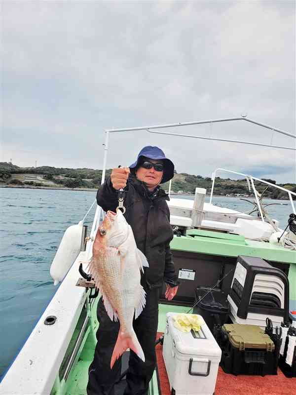 天草テンヤで68センチのマダイを揚げた中村匡伸さん＝長崎県南島原沖