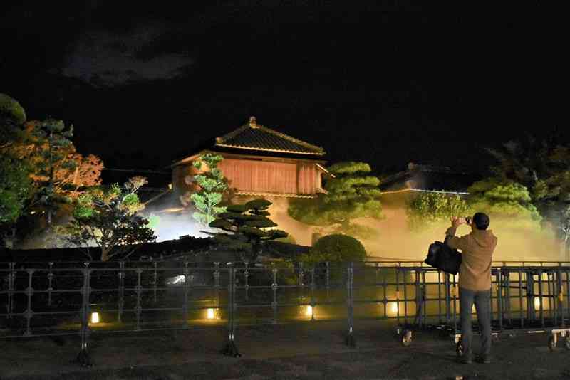 ライトアップされた旧細川刑部邸の主屋。ミストを噴霧して幻想的な雰囲気を演出している＝17日、熊本市中央区