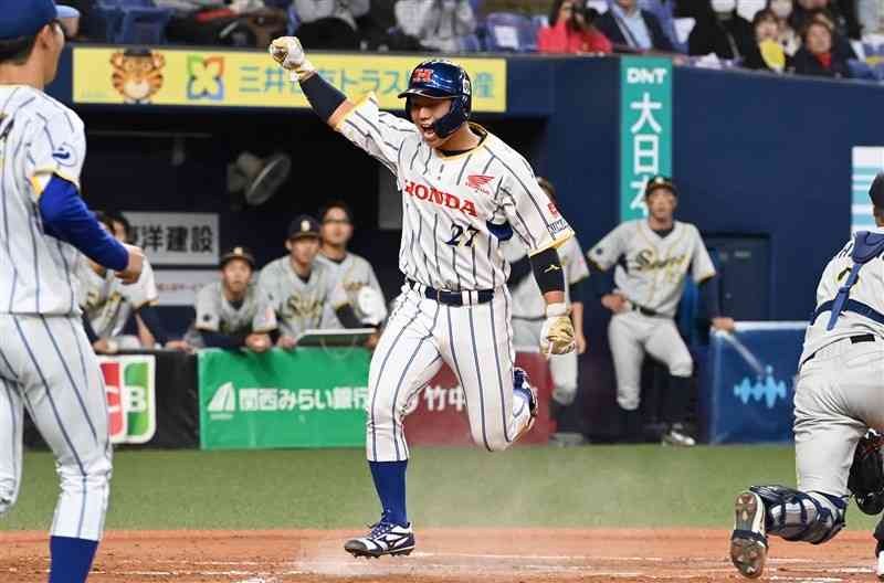 社会人野球日本選手権準決勝で、ホンダ熊本の丸山（中央）が3点目の生還＝18日、京セラドーム大阪（石本智）