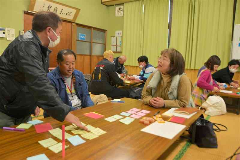 地域で取り組んでみたい活動を話し合う住民ら＝18日、宇土市