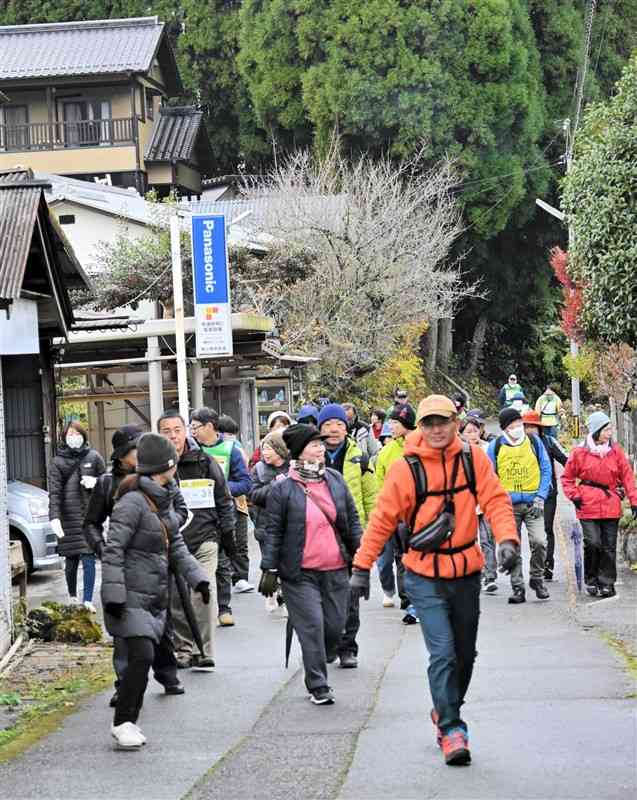 北里柴三郎が生まれた集落を巡り歩くフットパスの参加者＝18日、小国町