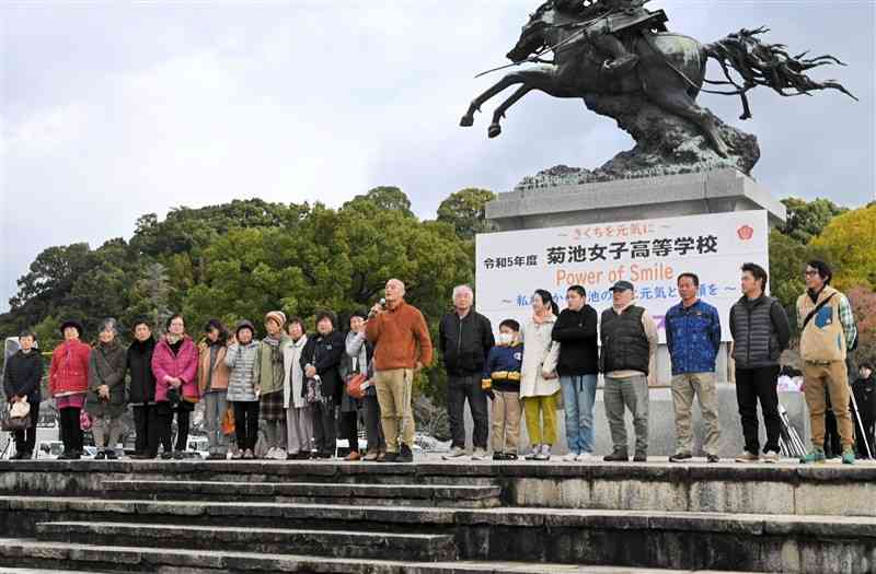 菊池女子高の復旧支援に感謝の言葉を述べる球磨村神瀬地区の住民たち＝18日、菊池市