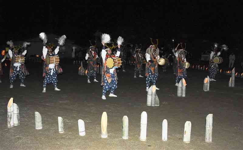 竹灯籠の輪の中で披露された臼太鼓踊り＝19日、芦北町