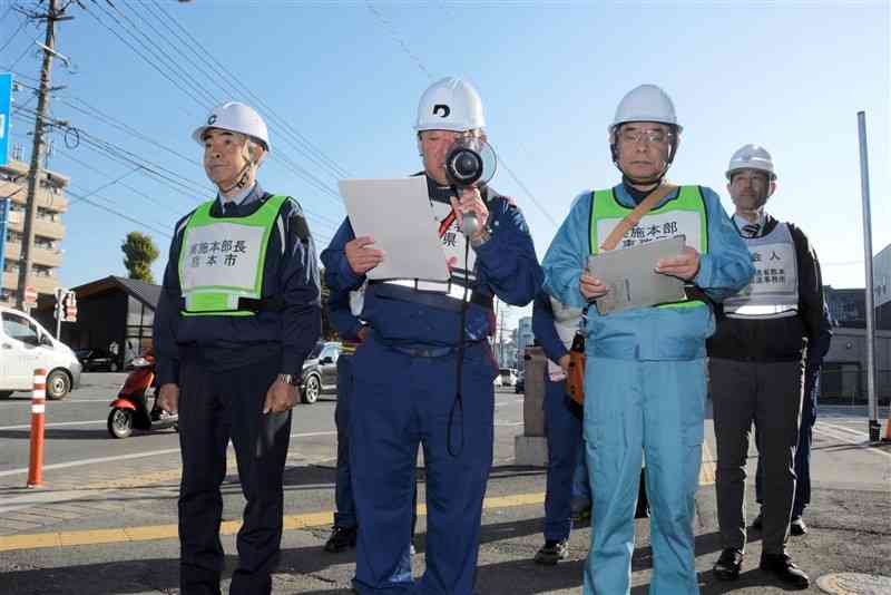 行政代執行の再開を宣言する県職員（中央）ら＝21日、熊本市中央区