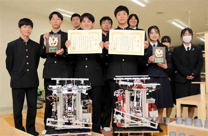 ロボットの全国大会で好成績を残した熊本工高電波部のメンバー＝17日、熊本市中央区