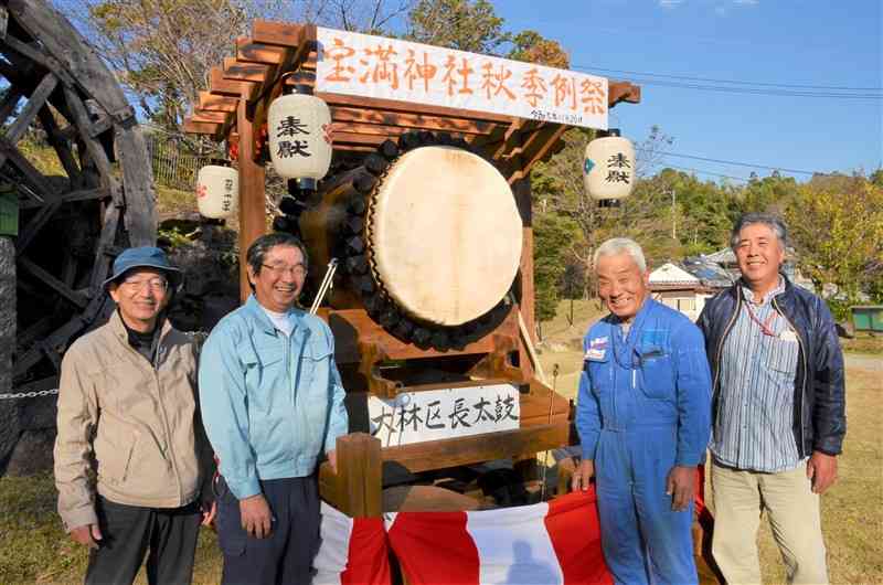 「区長太鼓」の修復を喜ぶ大林の住民たち＝22日、大津町
