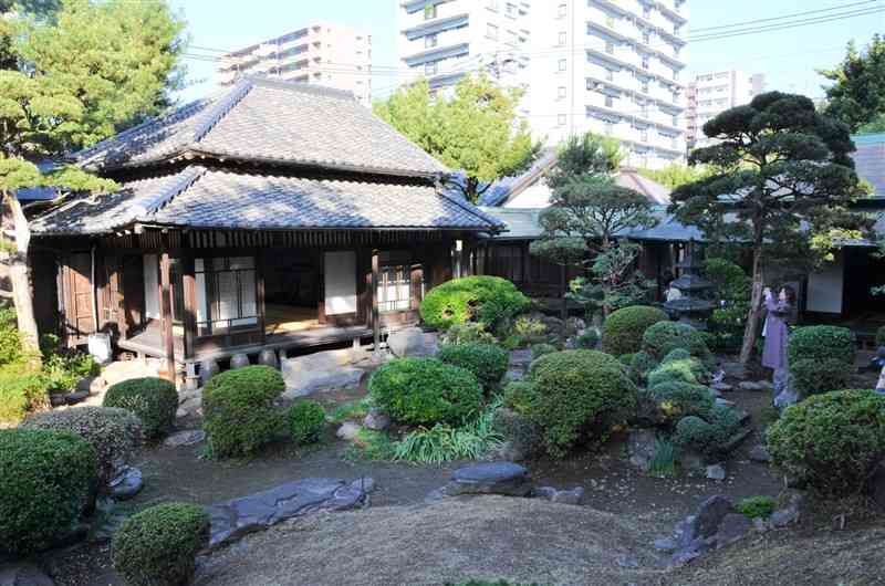 国重要文化財に指定するよう答申された「吉田松花堂」。左端から「十五畳」「書院」「茶室」。手前には見事な庭園が広がる＝熊本市中央区