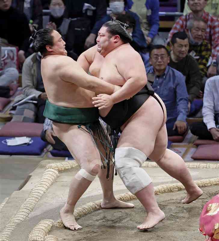 佐田の海（左）が寄り切りで剣翔に敗れる＝福岡国際センター