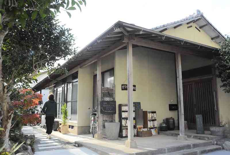 古書店として生まれ変わった故石牟礼道子さんの旧宅。家の奥にある縁側が店の入り口になっている＝24日、水俣市