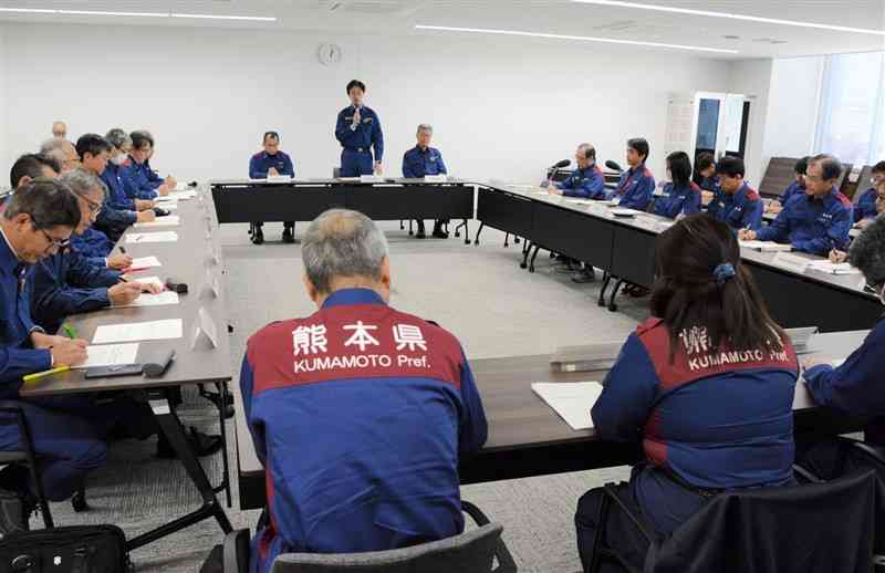 鳥インフルエンザ対策会議で防疫対応などを確認する県幹部ら＝25日、熊本市中央区