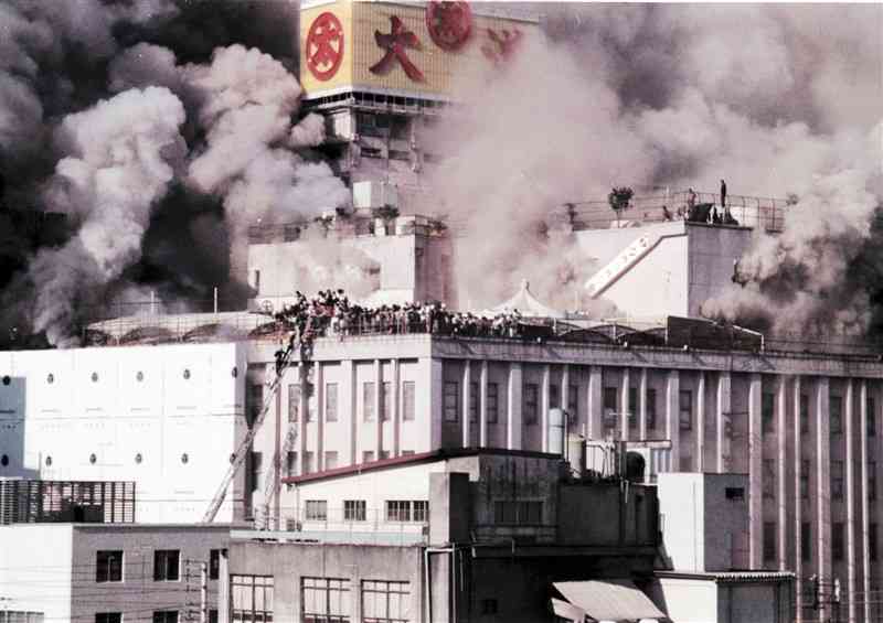 死者104人を出した熊本市の大洋デパート火災。屋上には多くの人が避難していた＝1973年11月29日