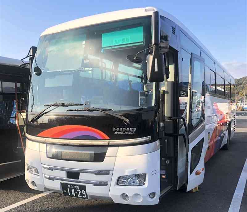 クレジットカードのタッチ決済を導入する九州横断バスの車両（九州産交バス提供）