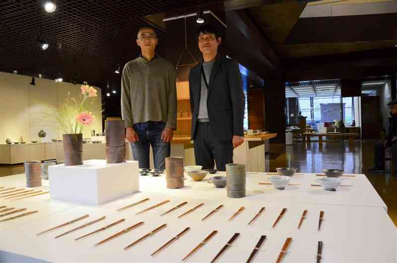 三島手の食器や煤竹の箸などを並べた木部大資さん（左）と井銅心平さん＝28日、熊本市中央区