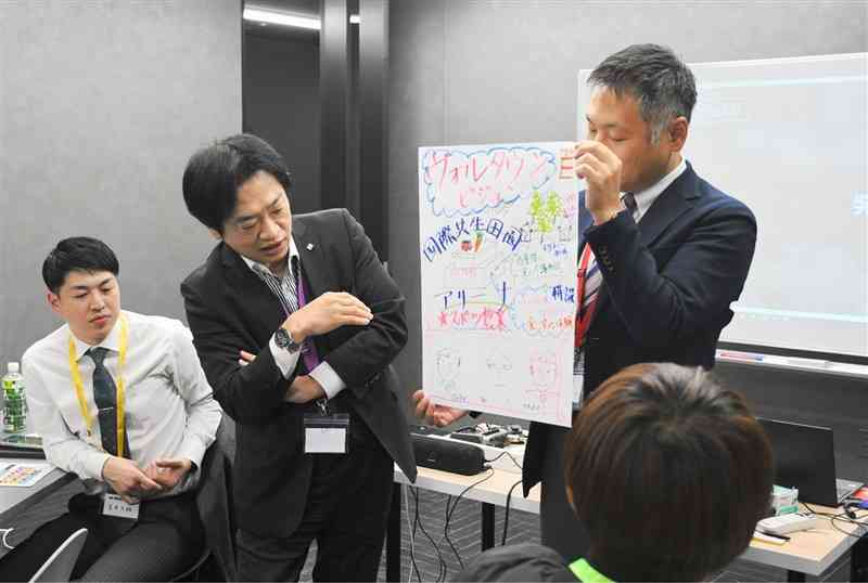 ワークショップでまちづくりのアイデアを発表する参加者ら＝28日、熊本市