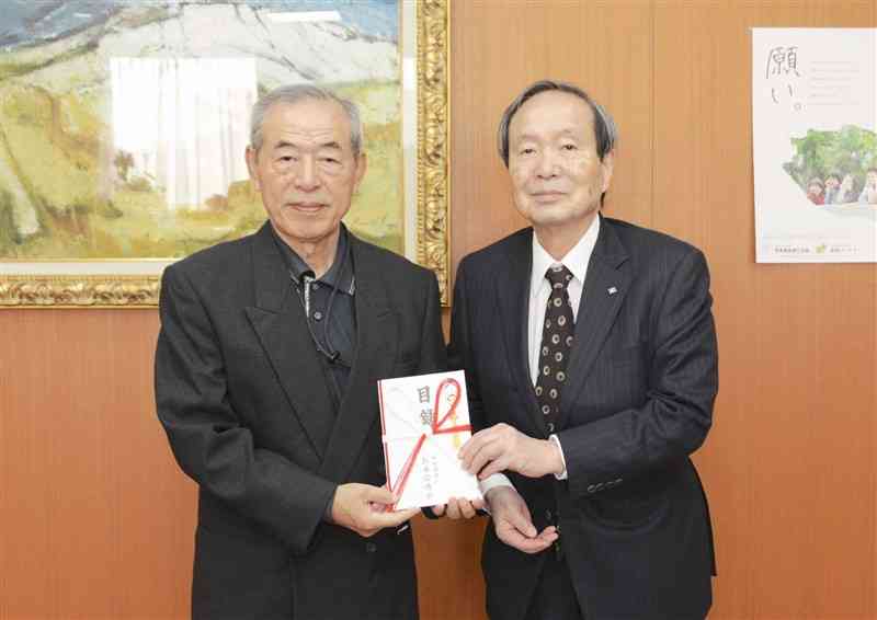 熊本公徳会の伊豆英一理事長（右）から助成金の目録を受け取る熊本市公園愛護会連合会の力田貞次会長＝29日、熊本市中央区