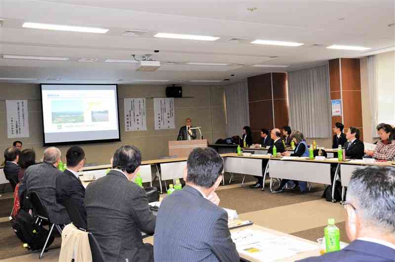 くまもと活性化フォーラムで、DXの先進事例を聞く企業経営者ら＝29日、熊本市西区