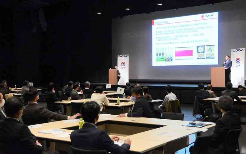 フォーラムで海外への事業展開などについて聞く参加者たち＝29日、熊本市中央区
