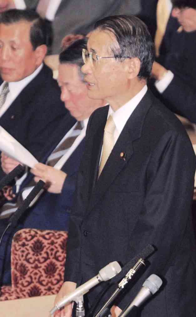 参院予算委の集中審議で質問する筆者＝2002年11月