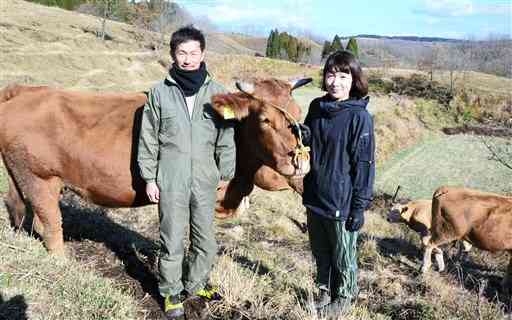 放牧地やＩＣＴを活用して繁殖牛の大規模飼育に取り組む井星二さん（左）と妻の春香さん＝産山村