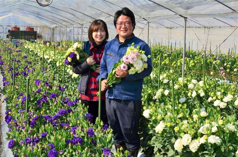 トルコギキョウ栽培に取り組む山室大地さん（右）と妻の由里子さん。「稼げる農家のモデルを確立したい」と意気込む＝南阿蘇村