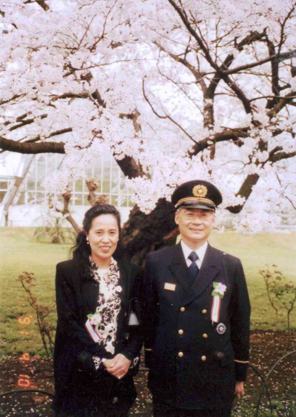 消防庁長官の制服を着用して夫婦で参加した桜を見る会＝1991年4月