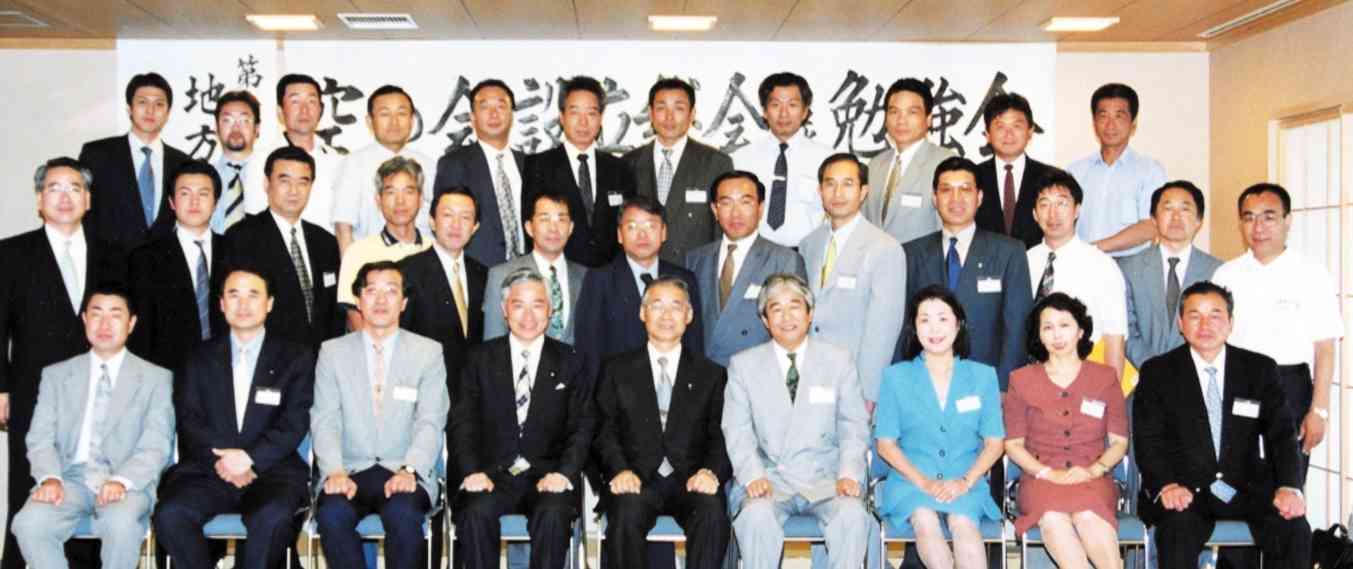 いわき市との交流は参院議員になってからも。中央筆者の左は元いわき市長の岩城光英参院議員