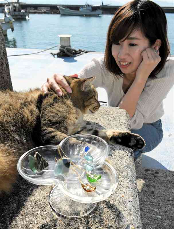 森陽香さんが制作したアクセサリーと島の猫＝上天草市