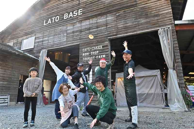 牛舎をイベントスペース「LATO　BASE」に改装した森本真弘さん、和さん夫妻（手前2人）と仲間たち＝菊池市（谷川剛）