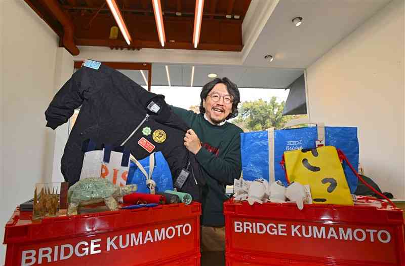「BRIDGE　KUMAMOTO」代表でデザイナーの佐藤勝昭さん。多種多様なアップサイクルのグッズを企画、デザインしている＝熊本市中央区新町（小野宏明）