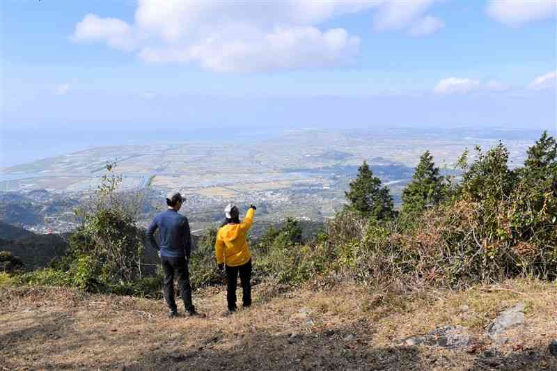 三ノ岳山頂は、有明海方面の景観が素晴らしかった。かすみがかって、普賢岳までは見えなかった