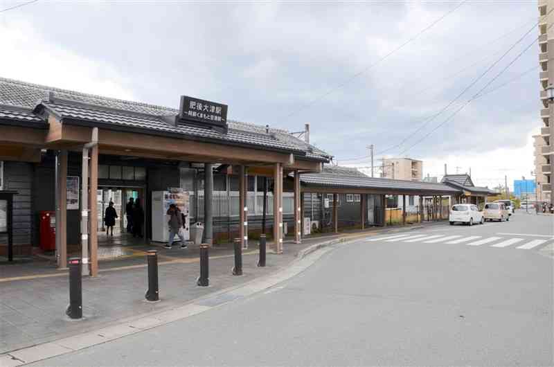 JR肥後大津駅の北口。車が転回できるスペースがなく、送迎車が列を作ることもある＝1日、大津町