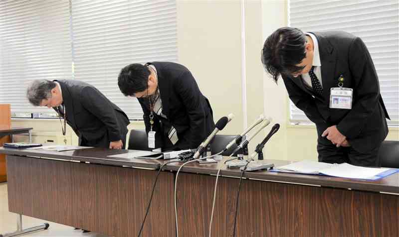 職員の懲戒処分を発表し、頭を下げる熊本市総務局行政管理部の黒部宝生部長（中央）ら＝1日、市役所