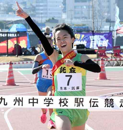 1位でフィニッシュする女子・託麻のアンカー大仁田＝あましんスタジアム