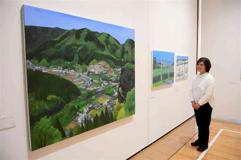 津奈木町に3カ月間滞在し、風景を描いた画家の石垣克子さん＝2日、津奈木町
