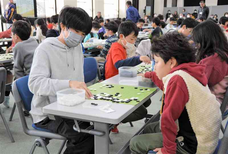 「第28回熊本青少年囲碁の集い」で対局する子どもたち＝3日、熊本市中央区