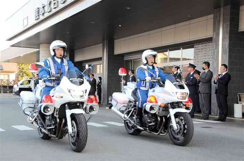 年末特別警戒と交通事故防止のためパトロールに出発する白バイ＝4日、熊本市北区