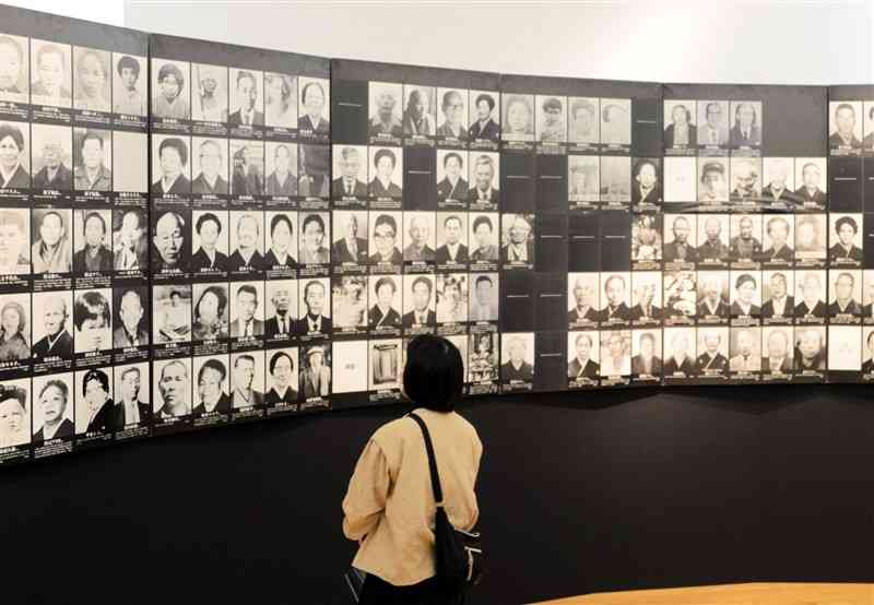 水俣・福岡展で展示された約500枚の水俣病患者らの遺影＝10月、福岡市