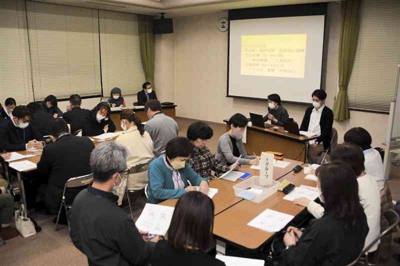 北部地域発達支援ネットワークの研修会。この日は「ゲーム依存」をテーマに学びを深めた＝11月15日、熊本市北区