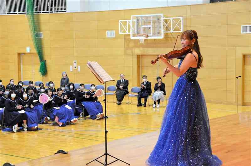 八代白百合学園高でバイオリンを演奏する里永莉果子さん＝5日、八代市