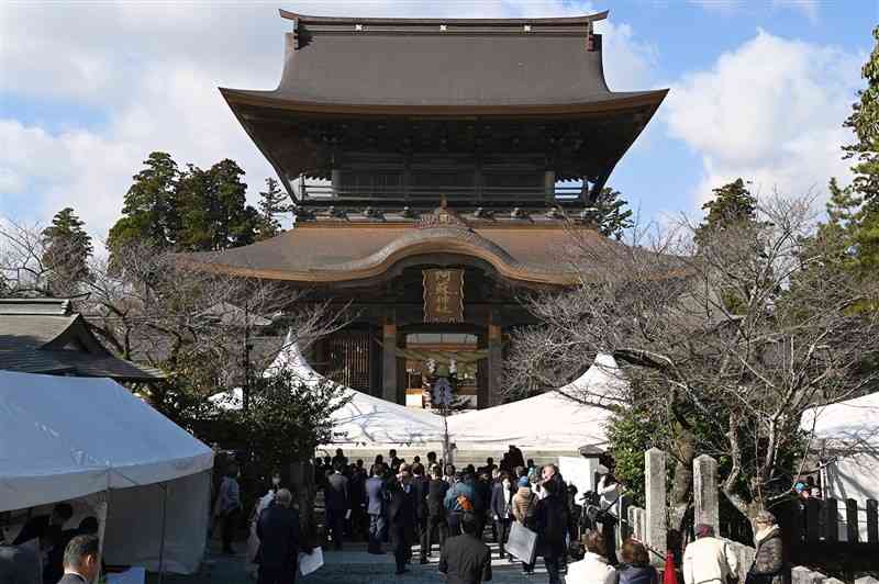 熊本地震からの復旧工事が完了し、「竣工祭」があった阿蘇神社の楼門＝12月7日、阿蘇市（石本智）