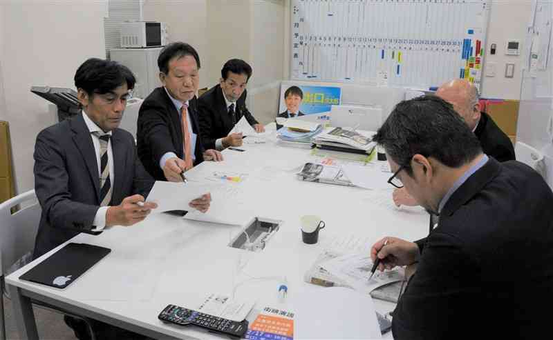 知事選に向けて野党が一丸となって推せる候補者を探すことを確認した立憲民主党県連の幹部ら＝7日、熊本市中央区
