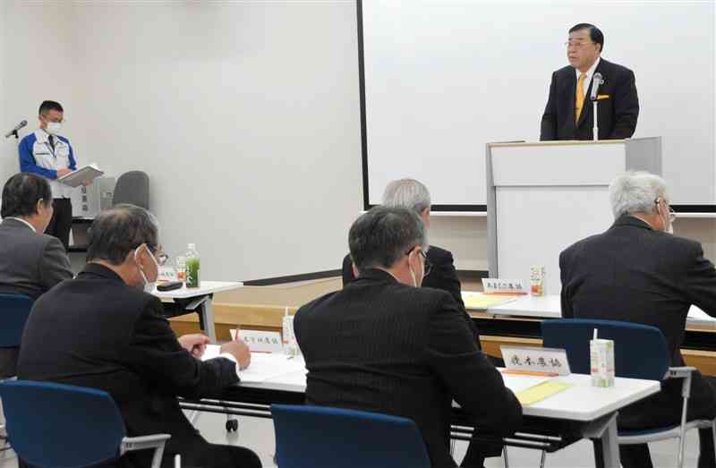 JA熊本果実連の通常総会であいさつする橋本明利会長（右奥）。2023年9月期決算などを承認した＝8日、熊本市東区