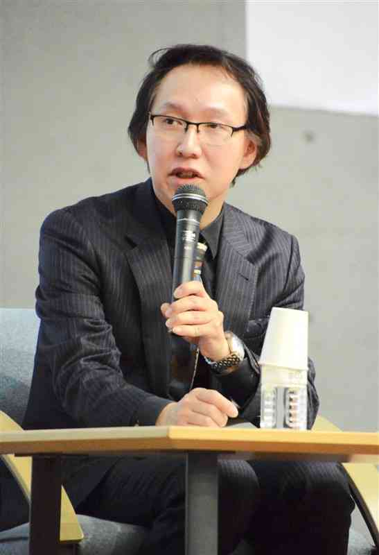 トークセッションで、TSMC進出が地元経済にもたらす効果や影響について話す門倉貴史さん＝9日、熊本市中央区
