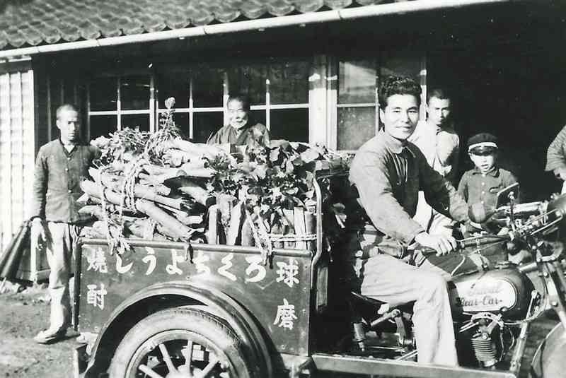 御正忌供養の供物として木材と野菜を深田村の寺へオート三輪で運ぶ愛甲慶寿家＝1935年